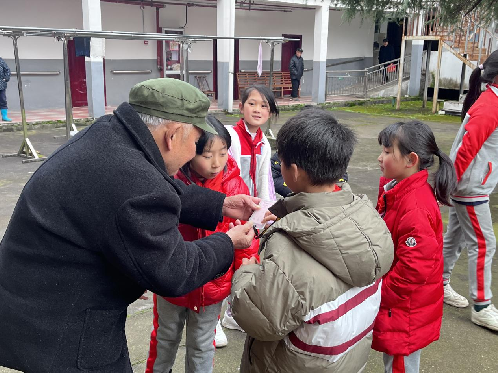 宜春市袁州区天台山学校举行学雷锋孝老敬亲活动