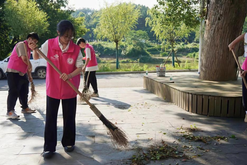 浮梁县王港乡坑口村联合景德镇陶瓷职业技术学院艺术设计学院开展“传承非遗，振兴乡村”志愿服务活动