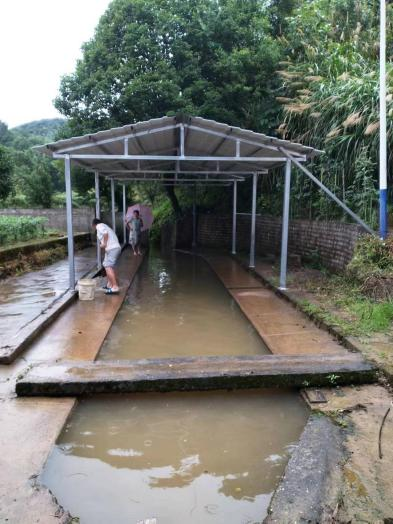 荷塘乡仓下村：洗衣雨棚暖民心