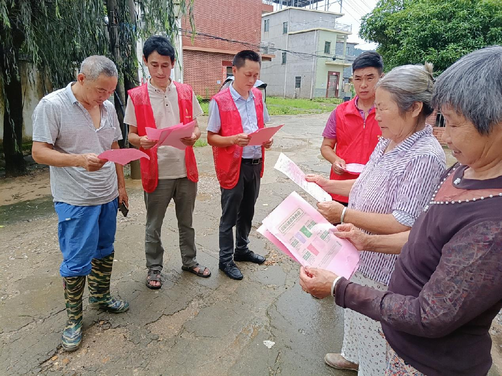 昌江区丽阳镇芦源村党支部开展“垃圾分类进万家 绿色幸福你我他”主题宣传志愿活动